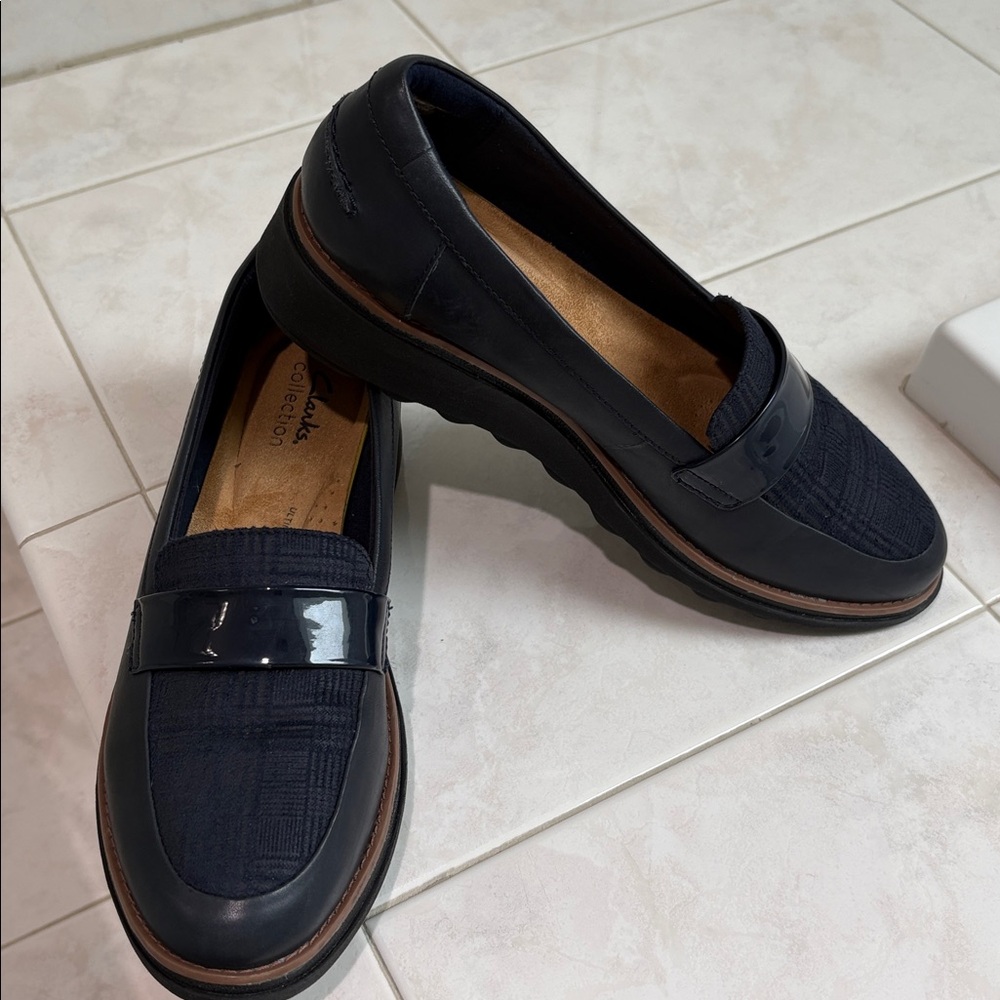 Clark’s Westlynn Elegant Navy Leather Loafers with Plaid Navy Fabric Detail